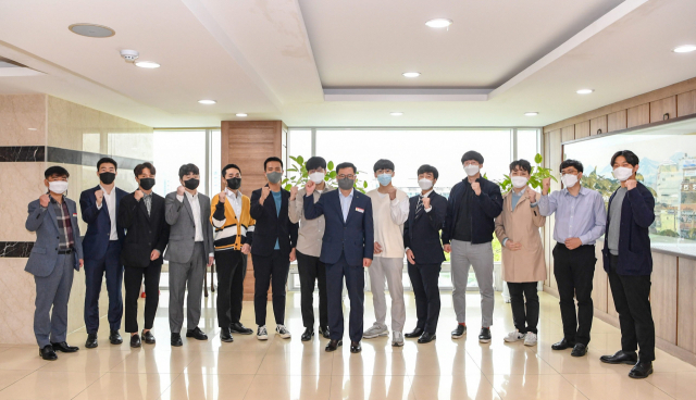 신규 공중보건의들이 파이팅을 외치고 있다. 영주시 제공