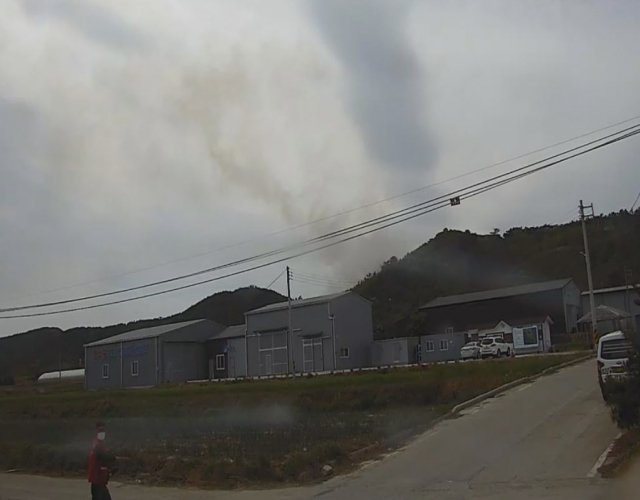 18일 오전 포항시 남구 호미곶면 고금산에서 발생한 산불을 산림당국이 진압하고 있다. 포항남부소방서 제공.