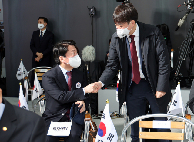 안철수 국민의당 대선 후보와 국민의힘 이준석 대표가 지난 3월 1일 서울 서대문구 국립 대한민국임시정부 기념관에서 열린 제103주년 3.1절 기념식에서 인사하고 있다. 연합뉴스