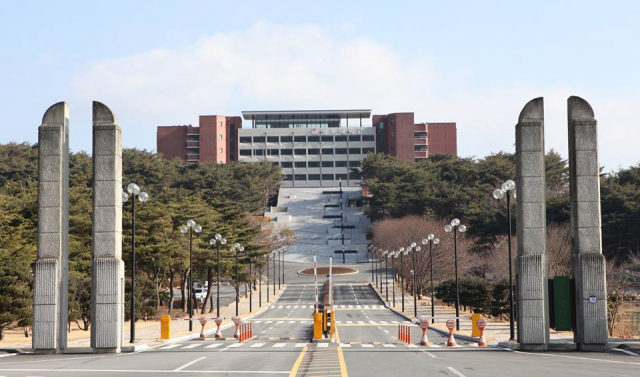 학교법인 원석학원의 경주대·서라벌대학교가 18일 양대학 통폐합을 선언하고 나섰다. 경주대 제공