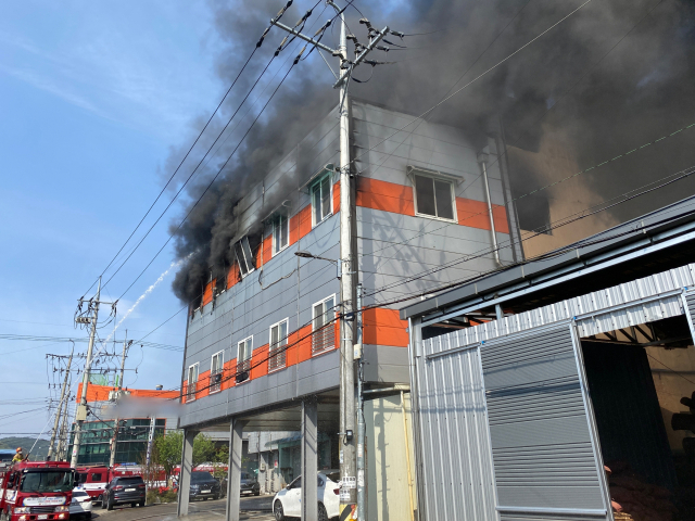 18일 오후 2시쯤 대구 북구 노원동 한 안경제조공장에서 불이 나 50대 3명이 부상을 입은 사고가 발생했다. 대구소방안전본부 제공