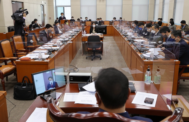 15일 오후 국회에서 정치개혁특별위원회 전체회의가 열리고 있다. 연합뉴스