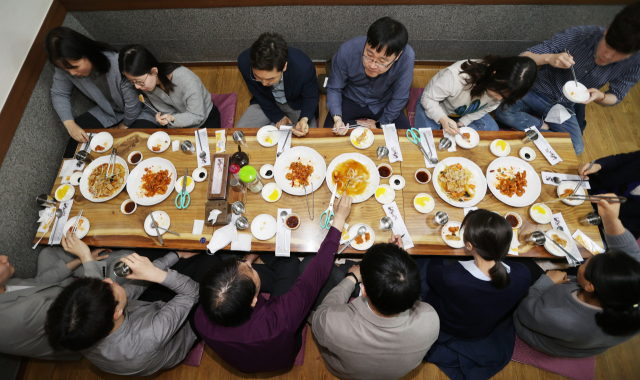 코로나19 사회적 거리두기 해제 첫날인 18일 대구 달서구의 한 식당에서 달서구청 직원들이 지역 상권 활성화를 위해 단체로 식사를 하고 있다. 김영진 기자 kyjmaeil@imaeil.com
