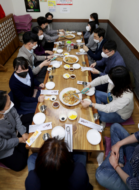 18일 오전 대구 달서구의 한 식당에서 구청 관계자들이 사회적 거리두기 해제에 맞춰 지역상권 활성화를 위해 단체로 식사를 하고 있다. 김영진 기자 kyjmaeil@imaeil.com