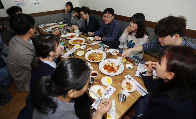 코로나19 사회적 거리두기 해제 첫날인 18일 대구 달서구의 한 식당에서 구청 관계자들이 지역상권 활성화를 위해 단체로 식사를 하고 있다. 김영진 기자 kyjmaeil@imaeil.com