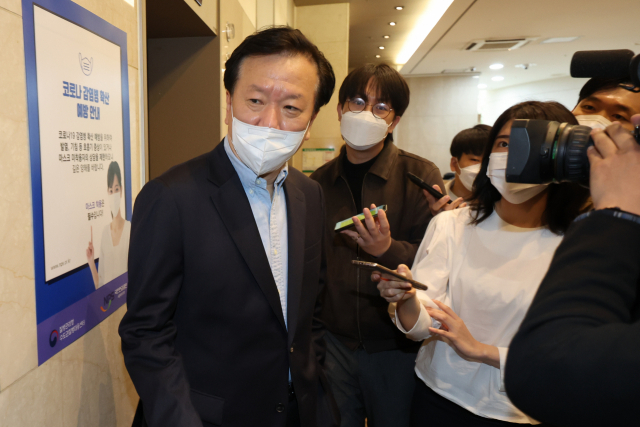 정호영 보건복지부 장관 후보자가 서울 서대문구 국민연금공단 서울북부지역본부에 마련된 후보자 사무실로 출근하며 자녀의 편입학 특혜 의혹과 관련해 취재진의 질문을 받고 있다. 연합뉴스