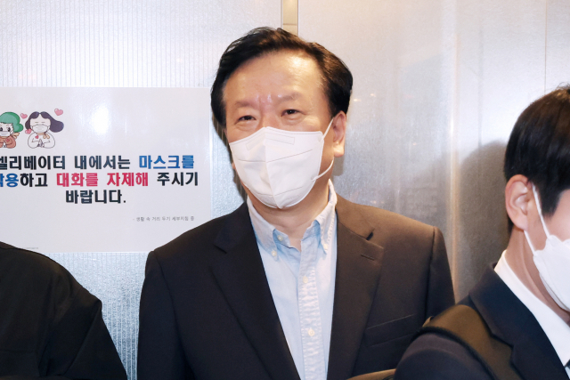 정호영 보건복지부 장관 후보자가 서울 서대문구 국민연금공단 서울북부지역본부에 마련된 후보자 사무실로 출근하고 있다. 연합뉴스