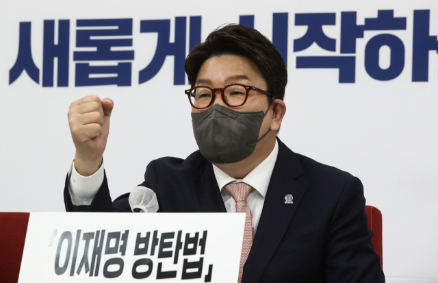 국민의힘 권성동 원내대표가 18일 서울 여의도 국회에서 검수완박 관련 원내대표-법사위원 긴급 기자간담회에서 발언하고 있다. 연합뉴스