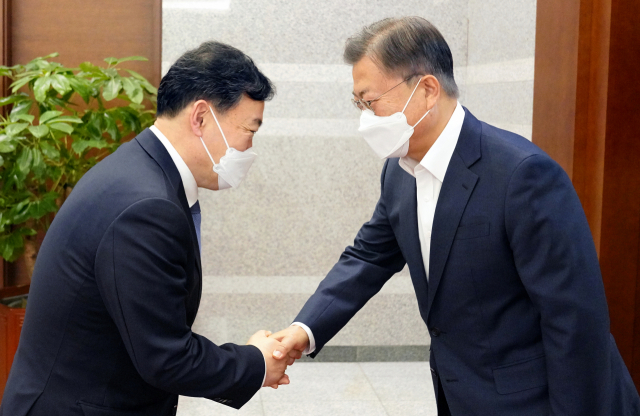 문재인 대통령이 18일 오후 청와대 여민관 집무실 앞에서 김오수 검찰총장과 악수하고 있다. 연합뉴스