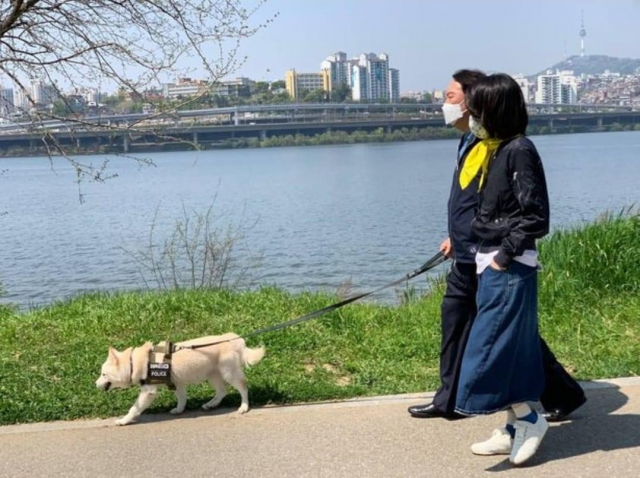 지난 17일 오전 윤석열 대통령 당선인과 부인 김건희 여사가 반려견 