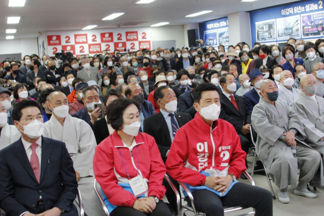 이강덕 포항시장 예비후보가 지난 16일 선거사무소를 개소하면서 본격적인 세몰이에 나섰다. 이강덕 예비후보 제공