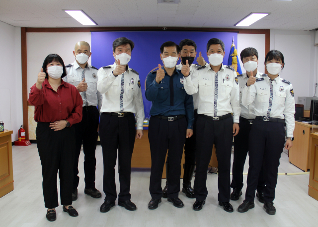 경북경찰청이 주관한 2022년 1분기 베스트 교통팀에 선정된 예천경찰서 교통팀이 기념 촬영을 하고 있다. 예천경찰서 제공