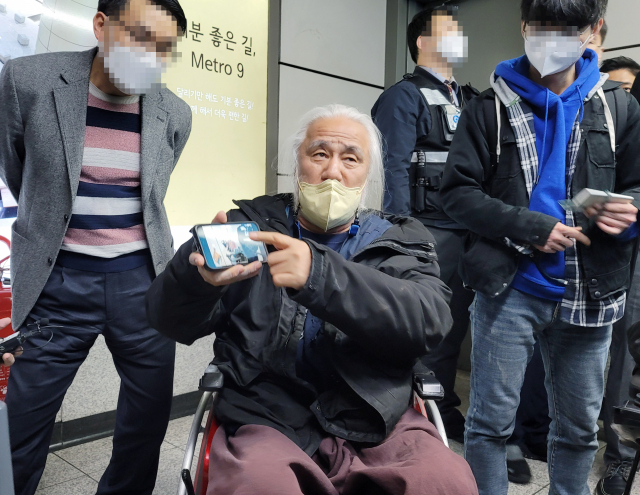 박경석 전국장애인차별철폐연대 대표. 자료사진. 사진은 박경석 대표가 지난 4월 7일 오후 전동휠체어 사고가 발생한 서울 강서구 지하철 9호선 양천향교역에서 취재진에게 사고가 난 휠체어 사진을 보여주고 있는 모습이다. 이는 이날 낮 12시 55분쯤 전동휠체어에 탑승한 채 에스컬레이터를 이용하던 50대 남성이 뒤로 넘어져 병원으로 이송됐으나 사망한 것을 가리킨다. 연합뉴스