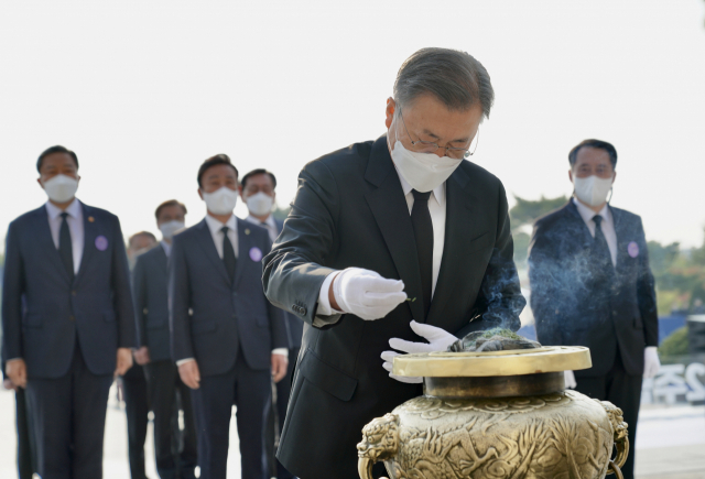 문재인 대통령이 19일 오전 서울 강북구 국립 4.19 민주묘지 기념탑에서 분향하고 있다. 연합뉴스