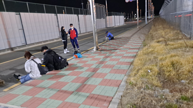 지난 9일 오후 포항시 북구 흥해읍 영일만항 국제여객선 부두에 뉴씨다오펄호를 타러 온 이용객들이 제대로 된 편의시설이 없어 불편을 겪고 있다. 독자 제공.