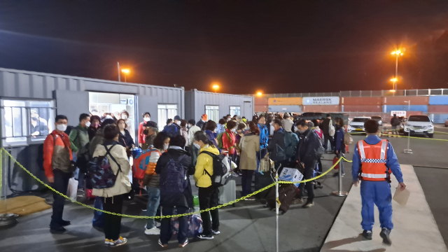 지난 9일 오후 포항시 북구 흥해읍 영일만항 국제여객선 부두에 뉴씨다오펄호를 타러 온 이용객들이 제대로 된 편의시설이 없어 불편을 겪고 있다. 독자 제공.