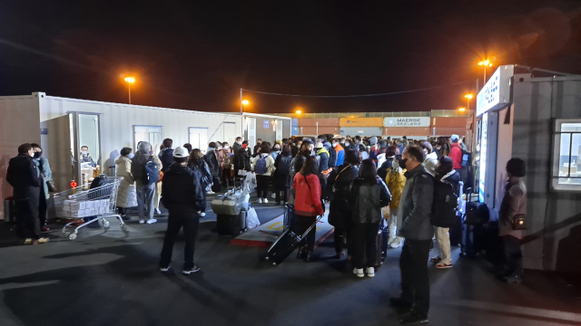 지난 9일 오후 포항시 북구 흥해읍 영일만항 국제여객선 부두에 뉴씨다오펄호를 타러 온 이용객들이 제대로 된 편의시설이 없어 불편을 겪고 있다. 독자 제공.