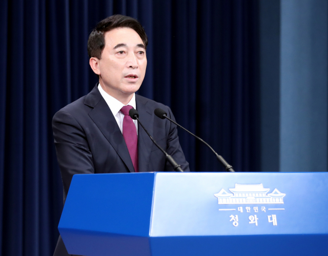 박수현 청와대 국민소통수석이 15일 춘추관 브리핑룸에서 문재인 대통령이 중앙선거관리위원회 위원 후보자에 김필곤 전 대전지방법원장을 지명했다고 밝히고 있다. 연합뉴스
