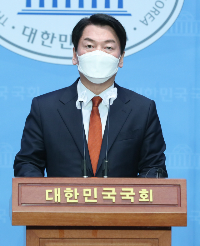 국민의당 안철수 대표가 18일 서울 여의도 국회 소통관에서 국민의힘과 국민의당의 합당을 발표하고 있다. 연합뉴스