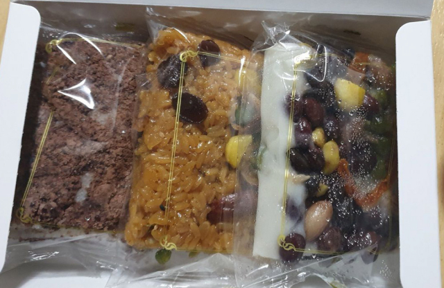 오는 10일 경남 양산시 사저에 입주하는 문재인 대통령 내외가 18일 이웃들에게 이사떡을 미리 돌렸다. 서리마을 주민 제공