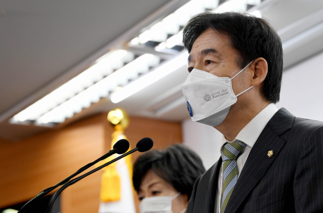 이용호 대통령직인수위원회 정무사법행정분과 간사가 19일 서울 종로구 통의동 인수위 기자회견장에서 
