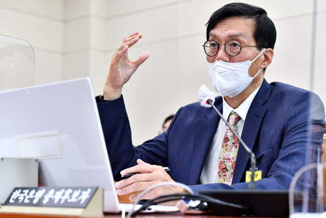 이창용 한국은행 총재 후보자가 19일 오전 국회 기획재정위원회 전체회의실에서 열린 인사청문회에서 의원 질의에 답하고 있다. 연합뉴스