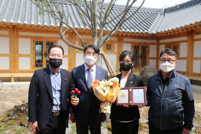 18일 열린 신현숙(오른쪽 두 번째) 경북140호(경주시 23호) 아너소사이어티 회원 가입식 기념사진. 경북모금회 제공