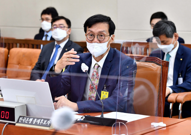 이창용 한국은행 총재 후보자가 19일 오전 국회 기획재정위원회 전체회의실에서 열 린 인사청문회에서 의원 질의에 답하고 있다. 연합뉴스