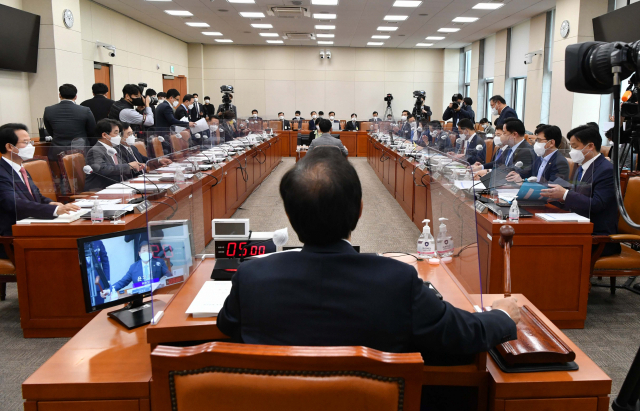 19일 오전 국회 기획재정위원회 전체회의실에서 이창용 한국은행 총재 후보자 인사청문회가 열리고 있다. 연합뉴스
