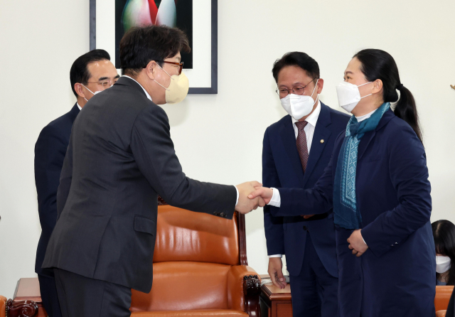 19일 국회에서 여여 4당 원내대표들이 회동 전 악수하고 있다. 왼쪽부터 더불어민주당 박홍근· 국민의힘 권성동·정의당 배진교·국민의당 권은희 원내대표. 연합뉴스