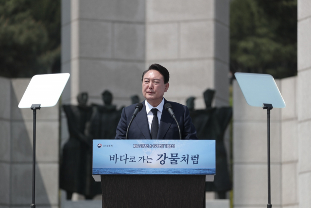 윤석열 대통령 당선인이 19일 서울 강북구 국립 4·19 민주묘지에서 열린 제62주년 4·19혁명 기념식에서 기념사를 하고 있다. 연합뉴스