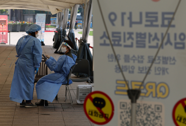 19일 오전 서울시청 앞 광장에 마련된 신종 코로나바이러스 감염증(코로나19) 선별진료소가 한산한 모습을 보이고 있다. 정부는 전날부터 마스크 착용을 제외한 사적모임 인원 제한, 다중이용시설 등 영업시간 제한 등 거리두기를 전면 해제했다. 연합뉴스