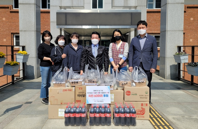 봉사단체 마예모(회장 장태호)는 장애인의 날을 하루 앞둔 19일 대구 동구 자유재활원을 방문, 치킨 60마리를 전달했다. 마예모 제공