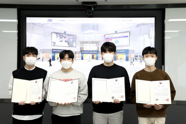 영남이공대 소프트웨어콘텐츠계열 학생들이 팀프로젝트 전국대회 교육부장관상을 받은 모습. 영남이공대 제공