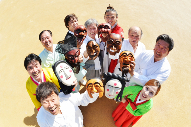 하회별신굿탈놀이는 오래전부터 세계인들의 사랑을 받고 문화적 가치를 공유하는 세계화의 길을 걸으면서 지구촌 신명을 이끌고 있다. 하회별신굿탈놀이보존회원들. 안동시 제공
