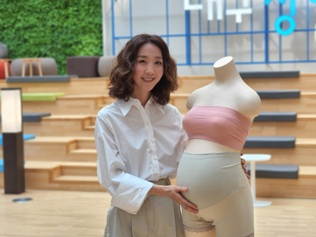 서정현 지니고 대표가 안트네 임산부 기능성 속옷을 설명하고 있다. 신중언 기자