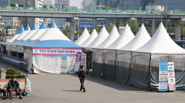 지난 19일 한산한 모습을 보이는 서울 중구 서울역 임시 선별검사소. 사진은 기사내용과 관련 없음. 연합뉴스