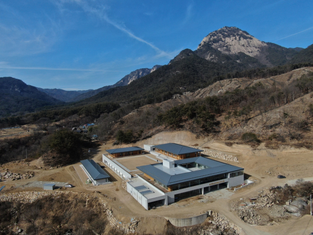 20일 개방된 경북 문경 봉암사 옆 세계명상마을 전경. 문경시 제공