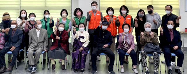 대구 수성구 황금1동 새마을부녀회(회장 서향은)와 희망나눔위원회(위원장 김은희)는 지난 19일 저소득 어르신 15명에게 장수사진 촬영을 지원 후 기념촬영 하고 있다.