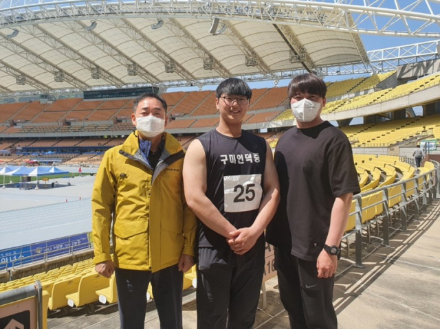 제51회 전국종별육상경기선수권대회 투포환 종목에서 중학교 대회신기록을 수립한 구미인덕중 박시훈(가운데) 선수. 구미교육지원청 제공