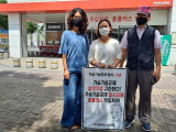 옥시불매 경산시민행동 최영희(가운데) 대표와 가습기살균제 피해자들이 지난해 홈플러스 경산점 앞에서 불매운동 피켓시위를 하는 모습. 경산시민행동 제공
