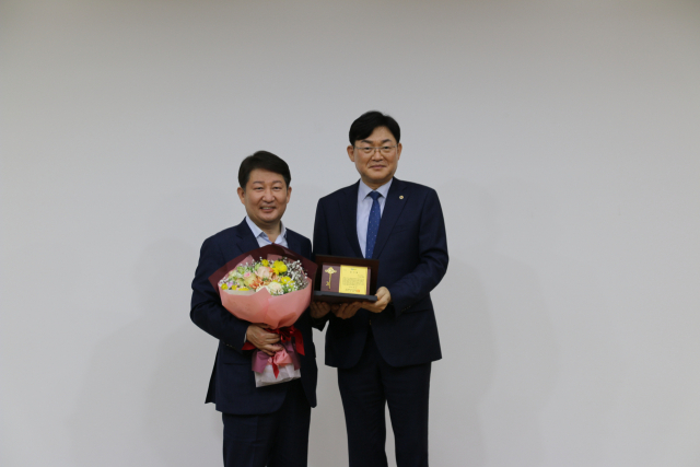 대구시의사회는 19일 상임이사회에서 권영진 대구시장에게 감사패를 전달했다. 대구시의사회 제공