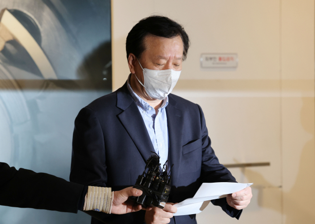 정호영 보건복지부 장관 후보자가 20일 오전 서울 서대문구 국민연금공단 서울북부지역본부에 마련된 사무실로 출근하며 입장을 밝히고 있다. 연합뉴스