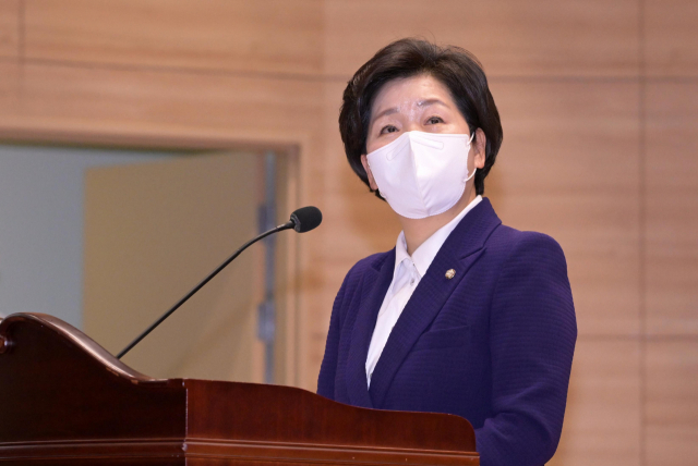 무소속 양향자 의원이 1일 오전 서울 여의도 국회 의원회관 대회의실에서 열린 K-디아스포라 범세계 추진연대 포럼에서 개회사를 하기에 앞서 관련 영상을 보고 있다. 연합뉴스