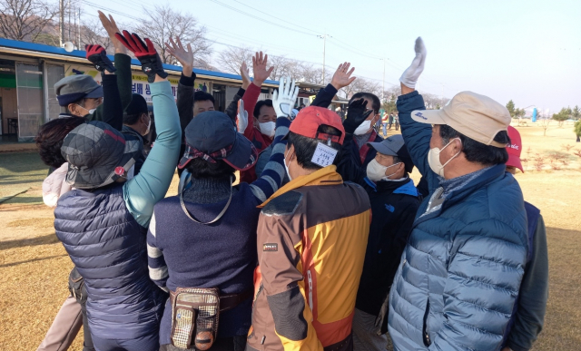 권영길 안동시장 예비후보가 골프 동호인들에게 골프장 신설 약속을 하면서 함께 화이팅을 외치고 있다. 권영길 선거대책본부 제공