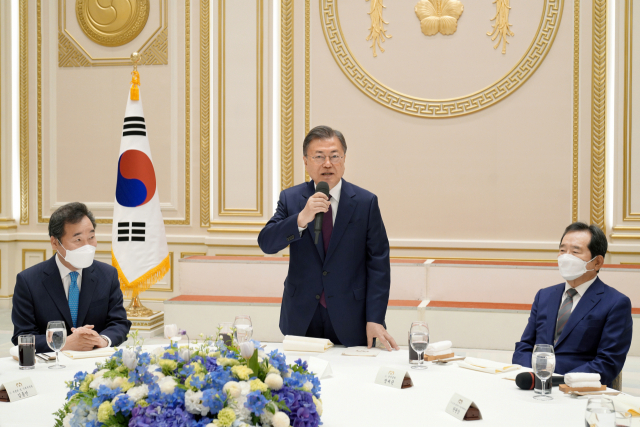 문재인 대통령이 20일 청와대 영빈관에서 열린 전직 장관 초청 오찬에서 인사말을 하고 있다. 이 자리에는 이낙연·정세균 전 국무총리를 비롯해 전직 국무위원과 대통령 자문기구 및 대통령 소속 위원장 등이 참석했다. 연합뉴스