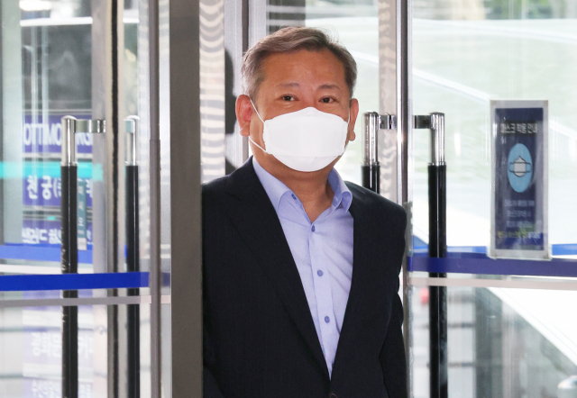 이상민 행정안전부 장관 후보자가 20일 서울 광화문에 위치한 인사청문회 준비단 사무실로 출근하고 있다. 연합뉴스