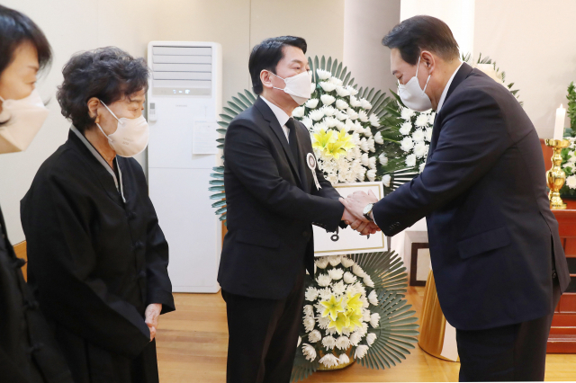 윤석열 대통령 당선인이 20일 오후 서울 종로구 서울대병원 장례식장에 마련된 안철수 제20대 대통령직인수위원장 부친의 빈소를 찾아 조문한 뒤 안 위원장을 위로하고 있다. 연합뉴스