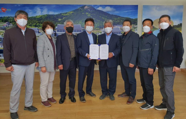 경북 의성군 통합신공항이전지원위원회 이광휘(오른쪽 네 번째) 위원장과 상임위원들이 경북도를 방문, 이철우(왼쪽 네 번째) 도지사에게 의성군의 건의사항 등을 전달하고 기념 사진을 촬영하고 있다. 의성군 제공