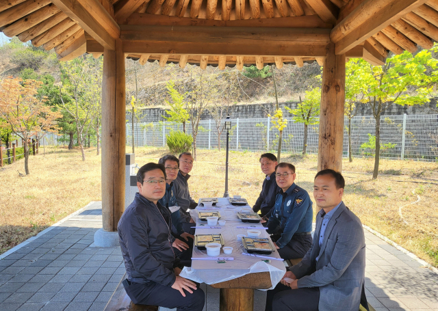 영주경찰서 계·팀장들이 도시락 간담회를 하고 있다. 영주서 제공